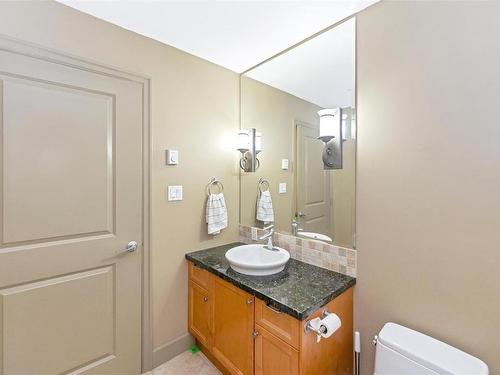 318-1620 Mckenzie Ave, Saanich, BC - Indoor Photo Showing Bathroom