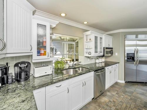 853 Arbutus Ave, Duncan, BC - Indoor Photo Showing Kitchen With Double Sink With Upgraded Kitchen