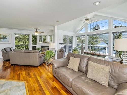 853 Arbutus Ave, Duncan, BC - Indoor Photo Showing Living Room With Fireplace