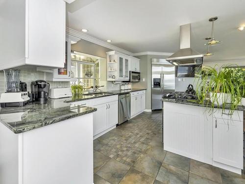 853 Arbutus Ave, Duncan, BC - Indoor Photo Showing Kitchen With Upgraded Kitchen
