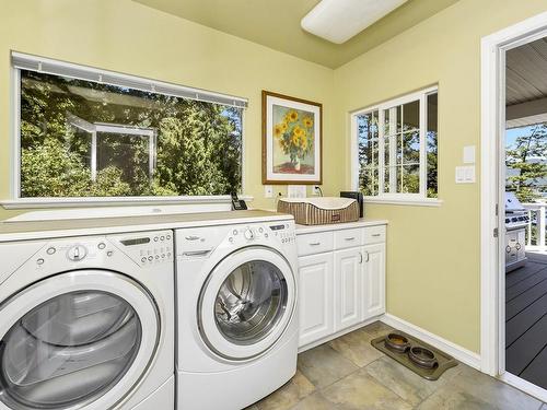 853 Arbutus Ave, Duncan, BC - Indoor Photo Showing Laundry Room