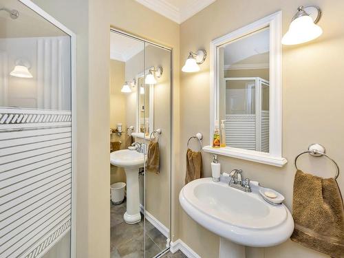 853 Arbutus Ave, Duncan, BC - Indoor Photo Showing Bathroom