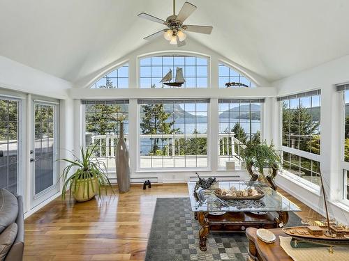 853 Arbutus Ave, Duncan, BC - Indoor Photo Showing Living Room