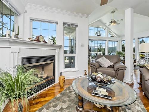 853 Arbutus Ave, Duncan, BC - Indoor Photo Showing Living Room With Fireplace