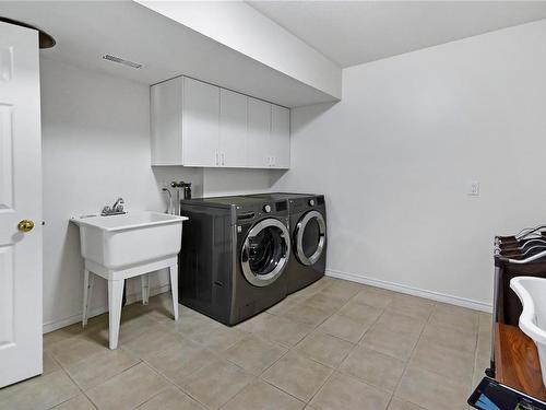 3279 Cordova Bay Rd, Nanaimo, BC - Indoor Photo Showing Laundry Room