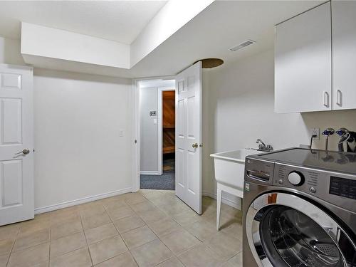 3279 Cordova Bay Rd, Nanaimo, BC - Indoor Photo Showing Laundry Room