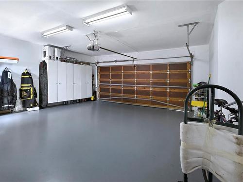3279 Cordova Bay Rd, Nanaimo, BC - Indoor Photo Showing Garage
