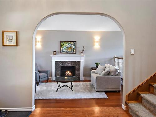 3279 Cordova Bay Rd, Nanaimo, BC - Indoor Photo Showing Living Room With Fireplace