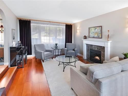 3279 Cordova Bay Rd, Nanaimo, BC - Indoor Photo Showing Living Room With Fireplace