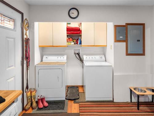 10306 Tsaykum Rd, North Saanich, BC - Indoor Photo Showing Laundry Room