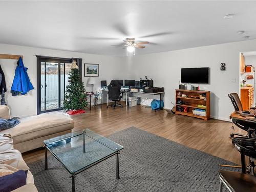 10306 Tsaykum Rd, North Saanich, BC - Indoor Photo Showing Living Room