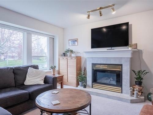 2160 Murrelet Dr, Comox, BC - Indoor Photo Showing Living Room With Fireplace