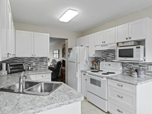 60-2020 Robson Place, Kamloops, BC - Indoor Photo Showing Kitchen With Double Sink