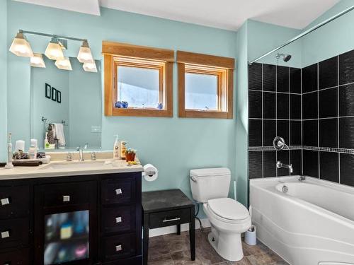 4752 Uplands Drive, Kamloops, BC - Indoor Photo Showing Bathroom