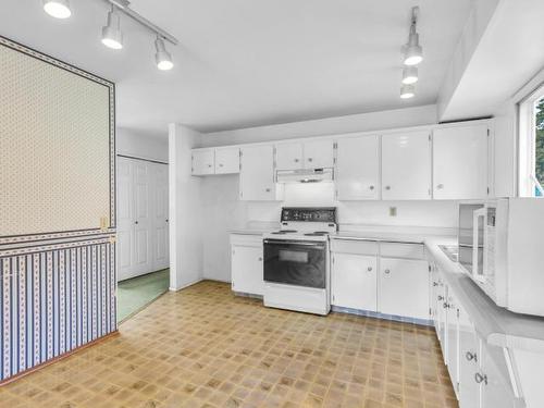 1590 Hillside Drive, Kamloops, BC - Indoor Photo Showing Kitchen