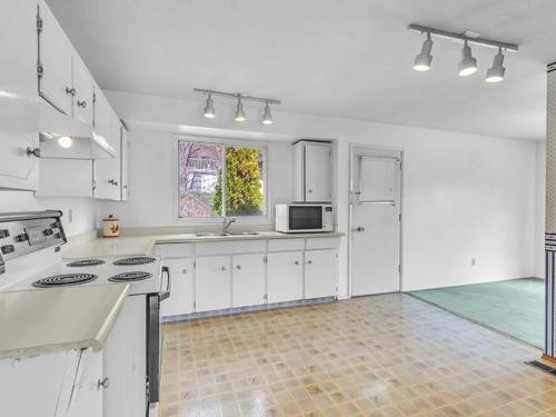 1590 Hillside Drive, Kamloops, BC - Indoor Photo Showing Kitchen