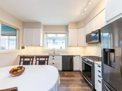 618 Pleasant Street, Kamloops, BC - Indoor Photo Showing Kitchen With Upgraded Kitchen