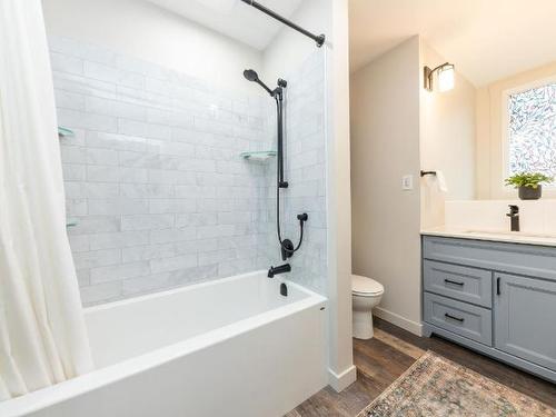 618 Pleasant Street, Kamloops, BC - Indoor Photo Showing Bathroom