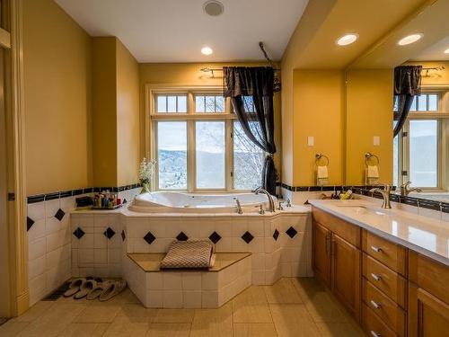 300 Mariposa Crt, Kamloops, BC - Indoor Photo Showing Bathroom