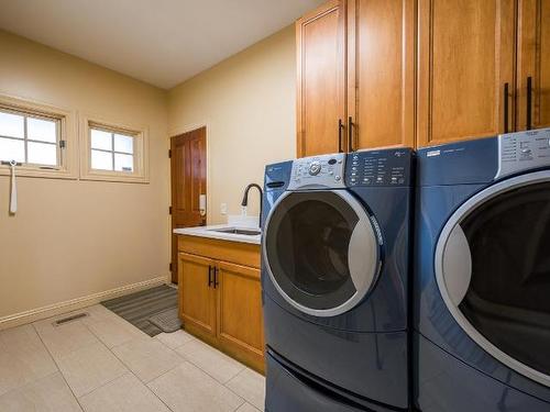 300 Mariposa Crt, Kamloops, BC - Indoor Photo Showing Laundry Room