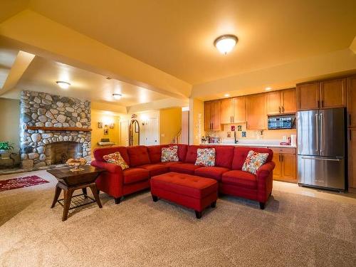 300 Mariposa Crt, Kamloops, BC - Indoor Photo Showing Living Room With Fireplace