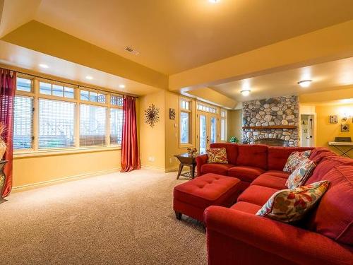 300 Mariposa Crt, Kamloops, BC - Indoor Photo Showing Living Room