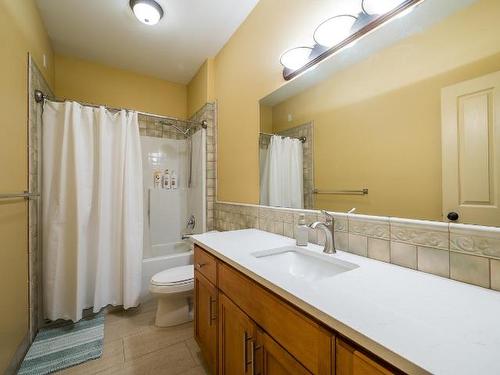 300 Mariposa Crt, Kamloops, BC - Indoor Photo Showing Bathroom