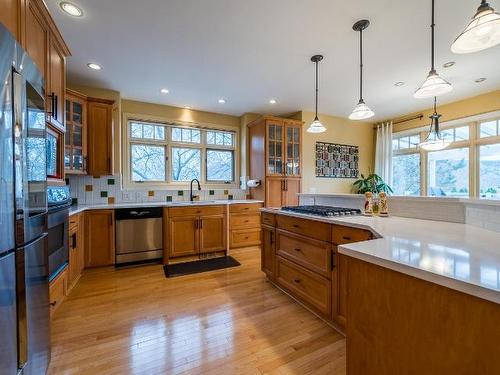 300 Mariposa Crt, Kamloops, BC - Indoor Photo Showing Kitchen With Double Sink With Upgraded Kitchen