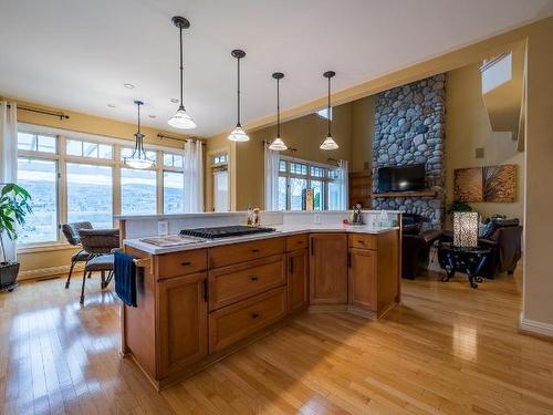 300 Mariposa Crt, Kamloops, BC - Indoor Photo Showing Kitchen