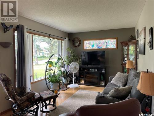 238 1St Avenue E, Canora, SK - Indoor Photo Showing Living Room