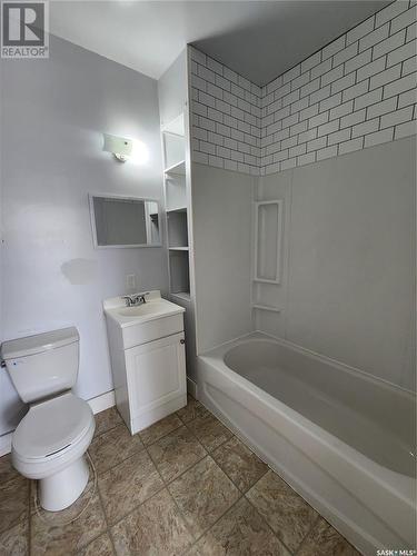 328 6Th Avenue, Broadview, SK - Indoor Photo Showing Bathroom