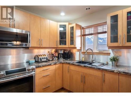 1938 Aspen Crescent, Revelstoke, BC - Indoor Photo Showing Kitchen With Double Sink