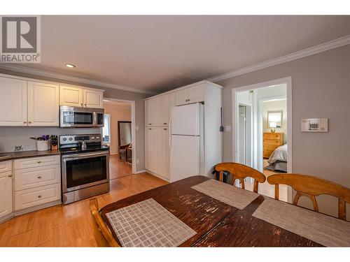 1042 Dynes Avenue, Penticton, BC - Indoor Photo Showing Kitchen