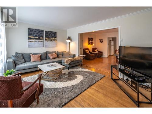 1042 Dynes Avenue, Penticton, BC - Indoor Photo Showing Living Room