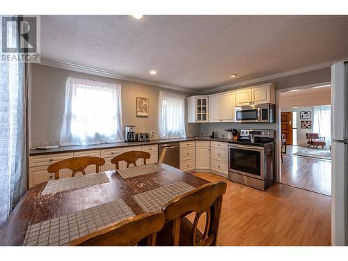 1042 Dynes Avenue, Penticton, BC - Indoor Photo Showing Kitchen