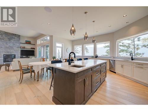 3316 Black Pine Lane, Kelowna, BC - Indoor Photo Showing Kitchen With Upgraded Kitchen