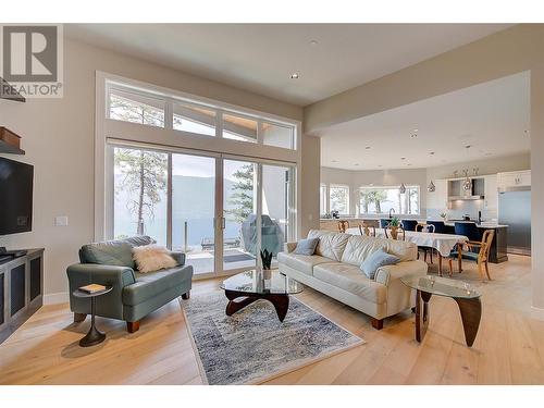 3316 Black Pine Lane, Kelowna, BC - Indoor Photo Showing Living Room