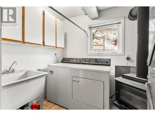 1531 Lawrence Avenue, Kelowna, BC - Indoor Photo Showing Laundry Room