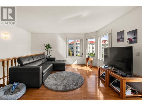 1531 Lawrence Avenue, Kelowna, BC - Indoor Photo Showing Living Room