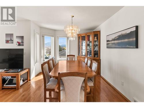 1531 Lawrence Avenue, Kelowna, BC - Indoor Photo Showing Dining Room