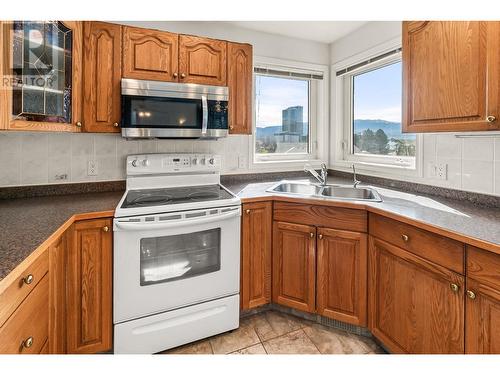 1531 Lawrence Avenue, Kelowna, BC - Indoor Photo Showing Kitchen With Double Sink