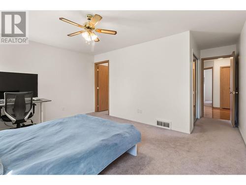 1531 Lawrence Avenue, Kelowna, BC - Indoor Photo Showing Bedroom