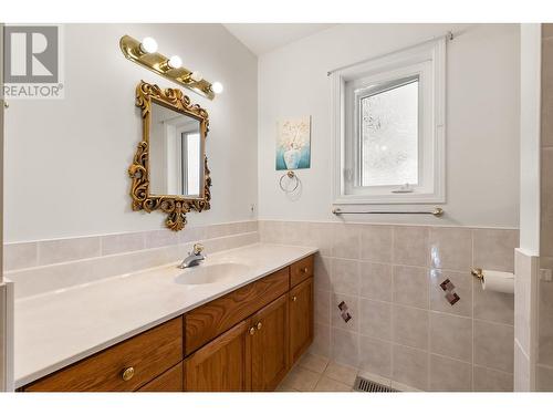 1531 Lawrence Avenue, Kelowna, BC - Indoor Photo Showing Bathroom