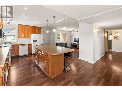 1531 Lawrence Avenue, Kelowna, BC - Indoor Photo Showing Kitchen