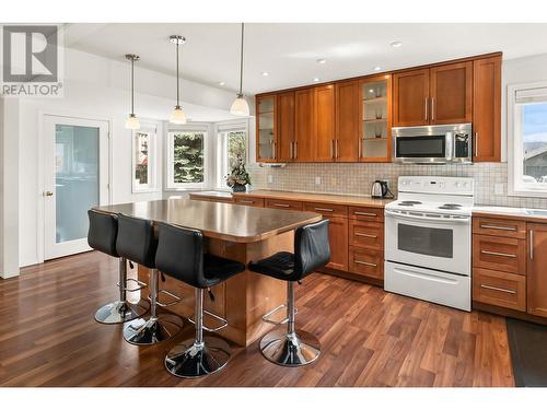 1531 Lawrence Avenue, Kelowna, BC - Indoor Photo Showing Kitchen