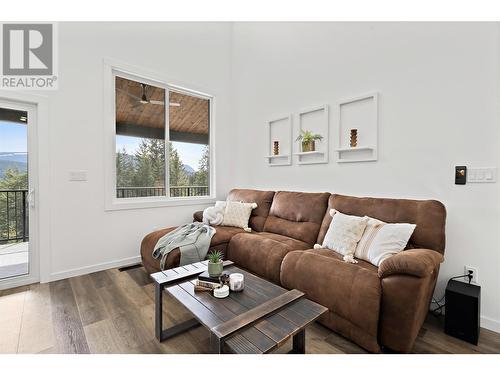 2386 Juniper Circle, Blind Bay, BC - Indoor Photo Showing Living Room