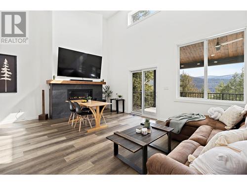 2386 Juniper Circle, Blind Bay, BC - Indoor Photo Showing Living Room