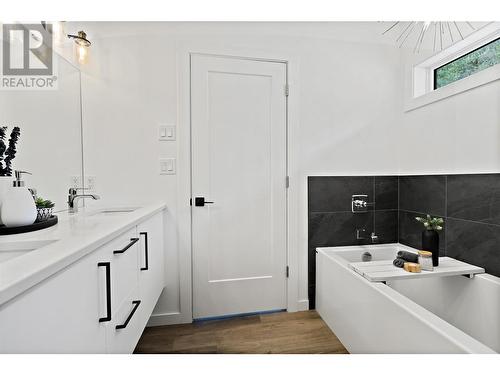 2386 Juniper Circle, Blind Bay, BC - Indoor Photo Showing Bathroom