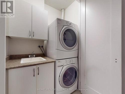2620 - 70 Roehampton Avenue, Toronto, ON - Indoor Photo Showing Laundry Room