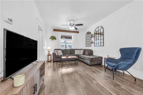 46 Garfield Avenue S, Hamilton, ON - Indoor Photo Showing Living Room